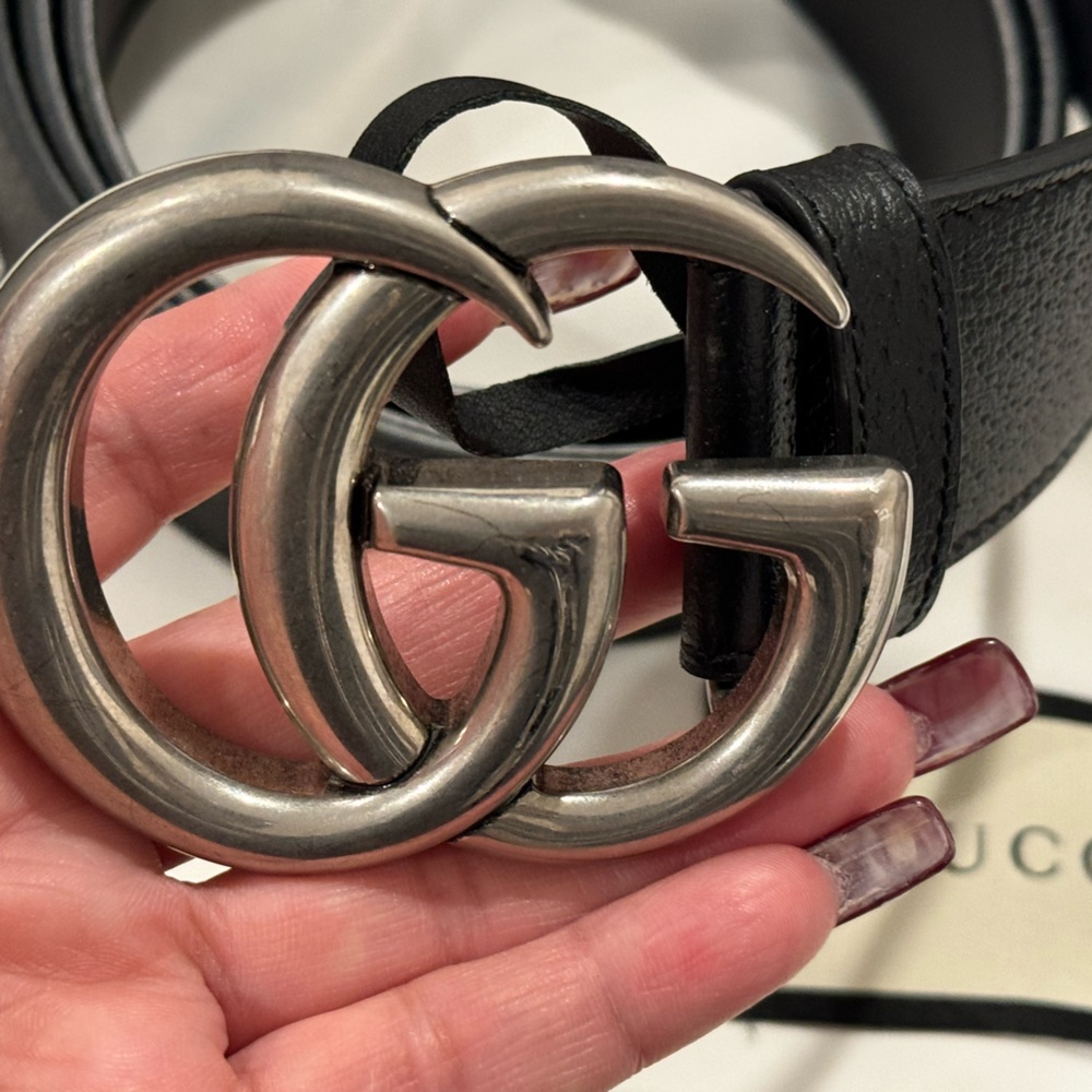 Gucci Belt
Black Leather
Silver-Tone Hardware
Peg-In-Hole Closure
Size 100